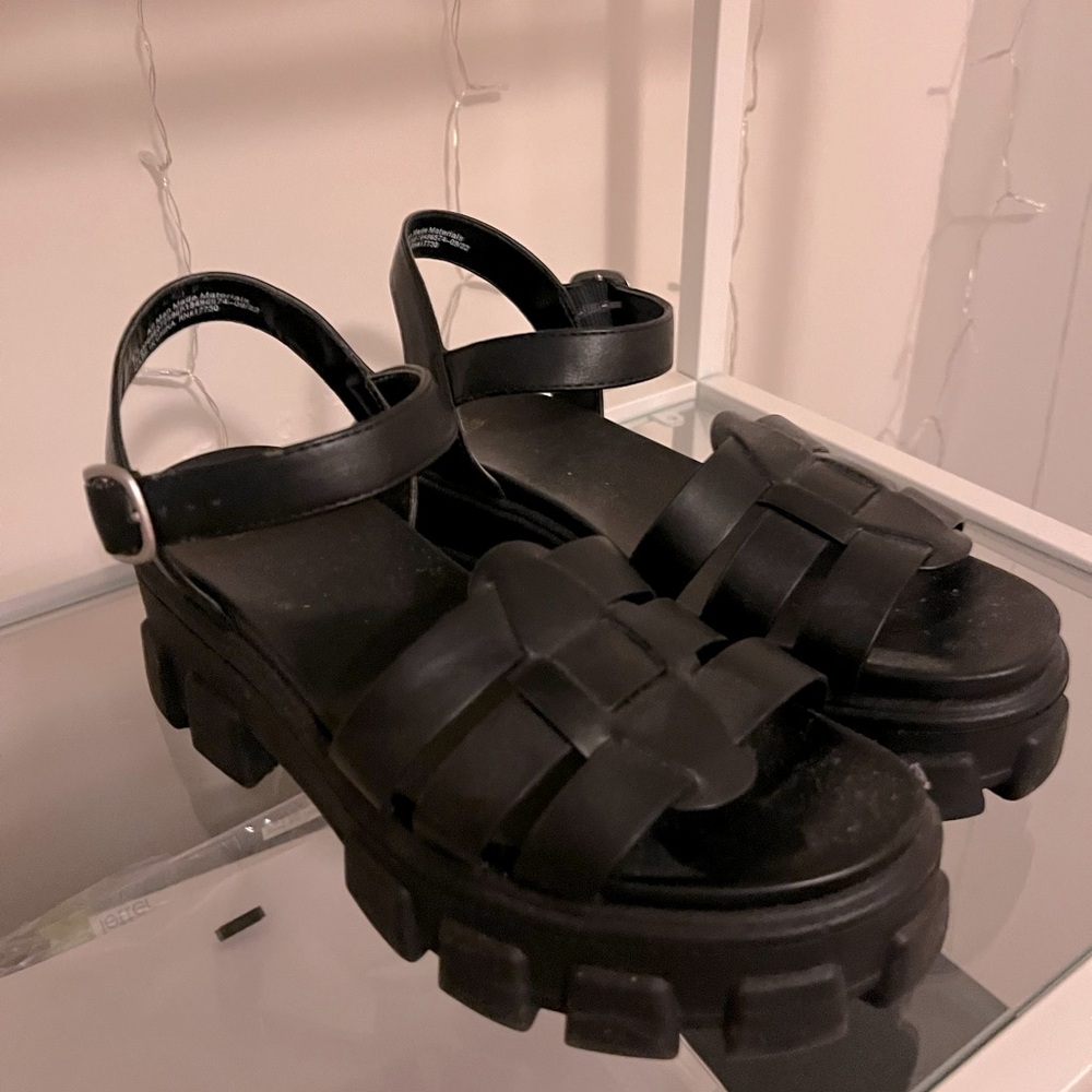 Woman’s Wild Fable size 8 1/2 sandals